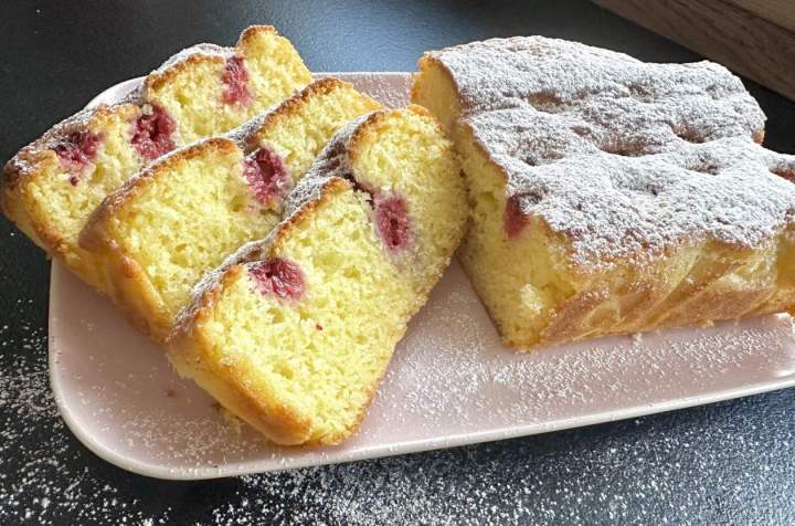 Babka jogurtowa z malinami