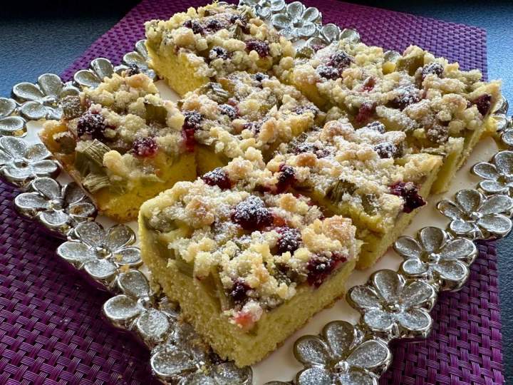 Kruche ciasto z owocami i kruszonką