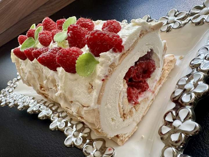 Beza zwijana z kremem i malinami