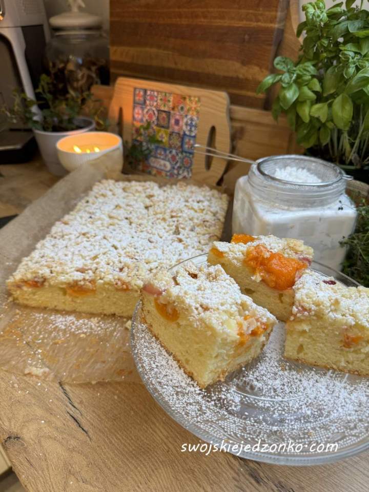 Ciasto jogurtowe z morelami i migdałową kruszonką