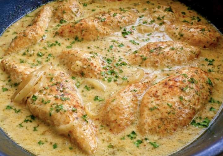 Maślany kurczak w sosie curry z karmelizowaną cebulą