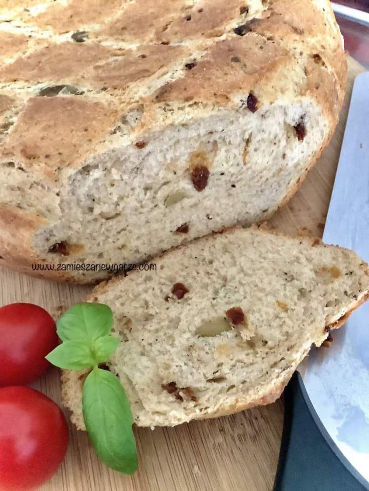 Chleb pszenno – żytni na drożdżach z suszonymi pomidorami i oliwkami