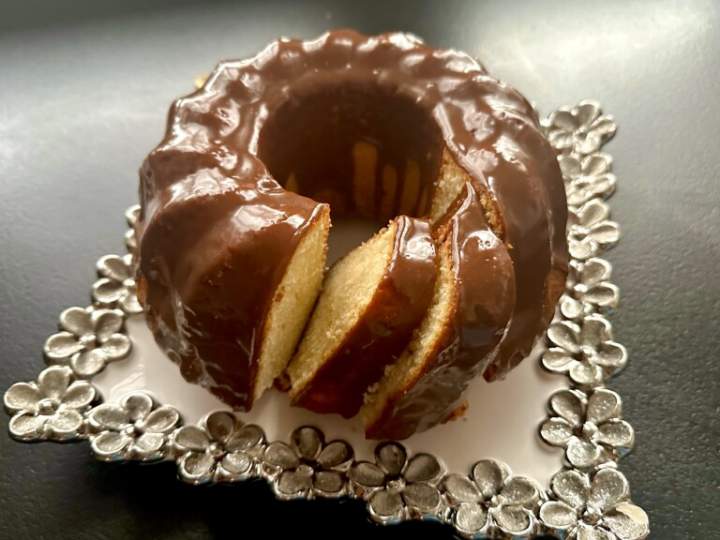 Babka jogurtowo-cytrynowa w polewie czekoladowej