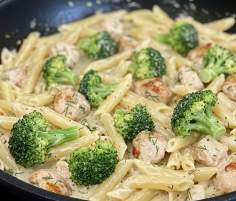 Penne w sosie śmietankowo-brokułowym z kurczakiem
