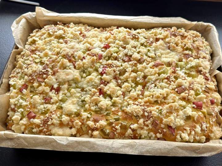 Ciasto drożdżowe z rabarbarem i kruszonką