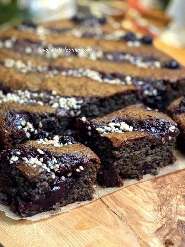 Szybkie ciasto a’la piernik z wiśniami