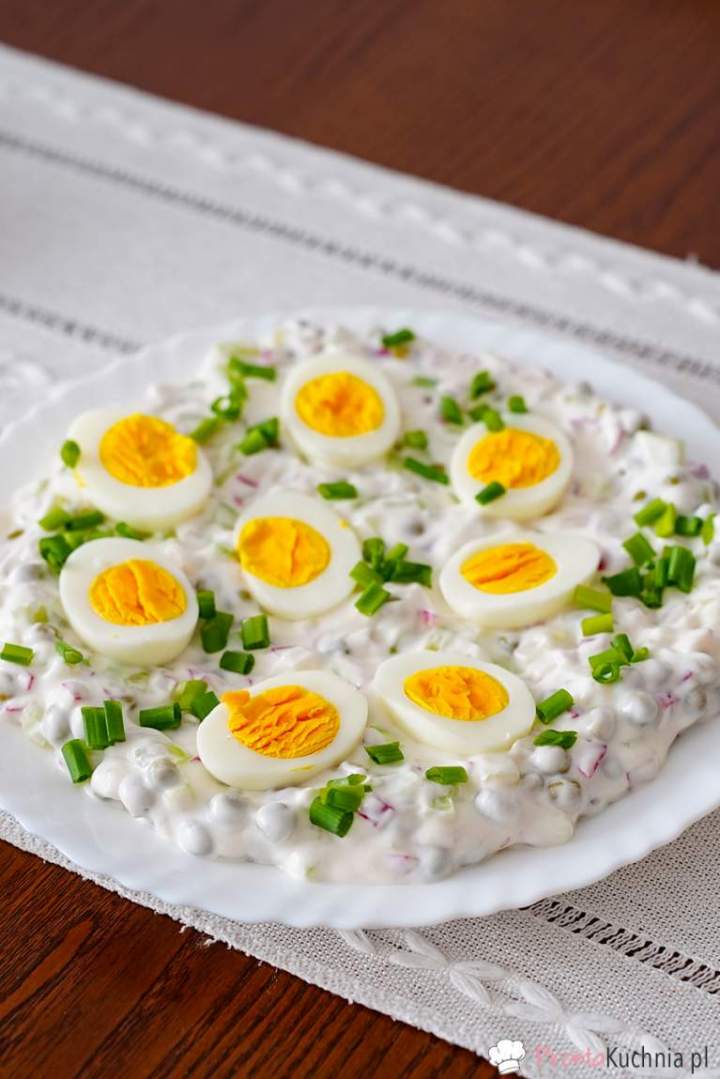 Jajka w sosie z rzodkiewką i ogórkiem