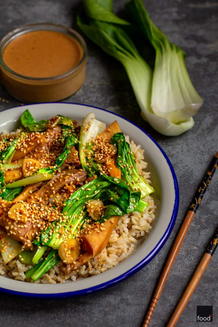 Stir-fry z kapustą pak choi, boczniakami i sosem hoisin