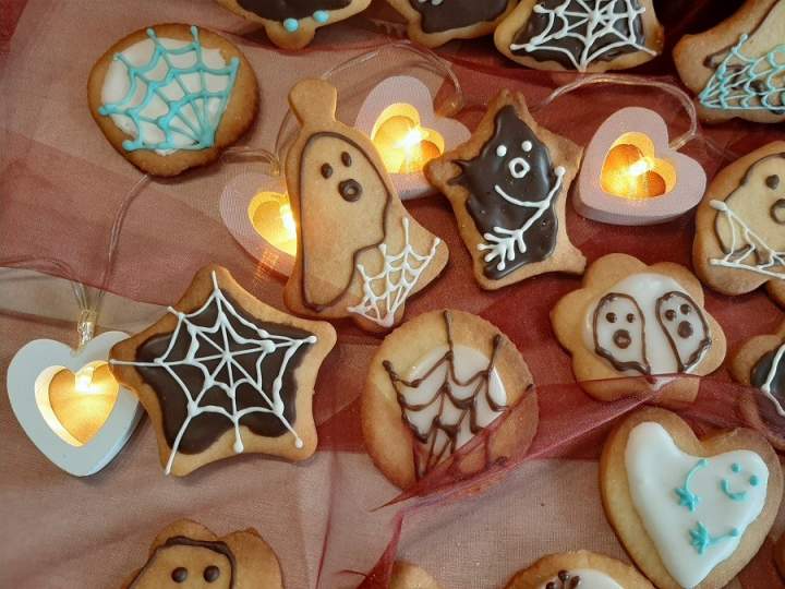 Kruche ciastka maślane na Halloween (duszki i pajęczyny)