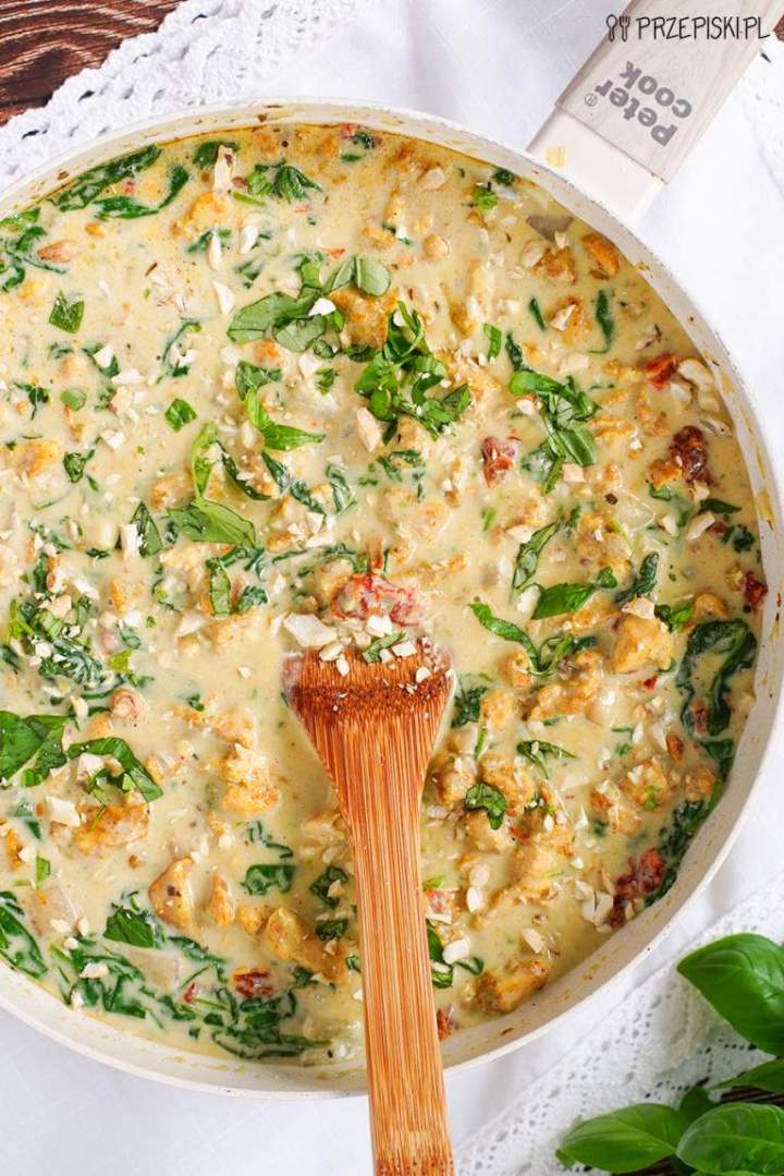 Kurczak w sosie gorgonzola z parmezanem i szpinakiem