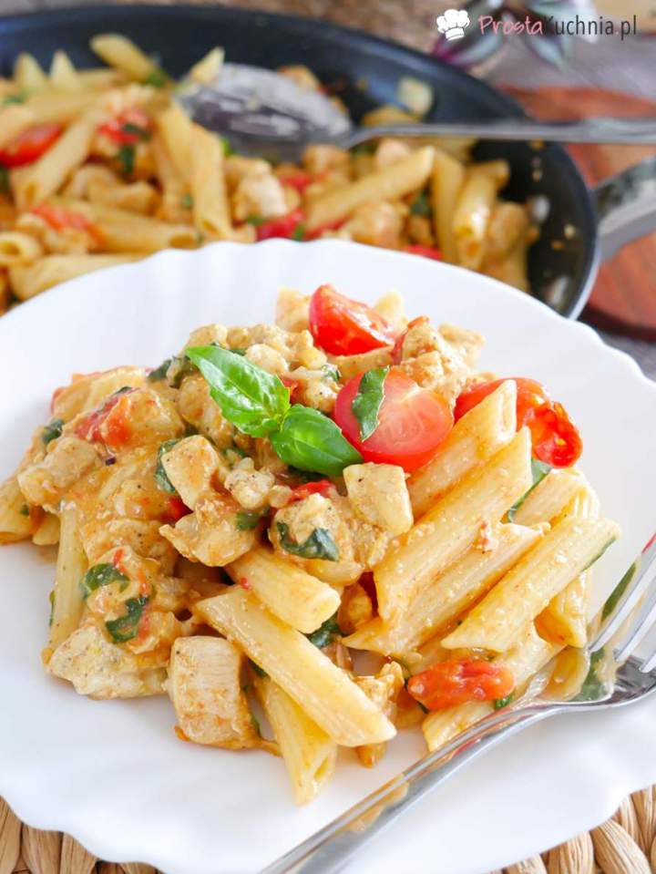 Kurczak z makaronem, pomidorkami i bazylią 