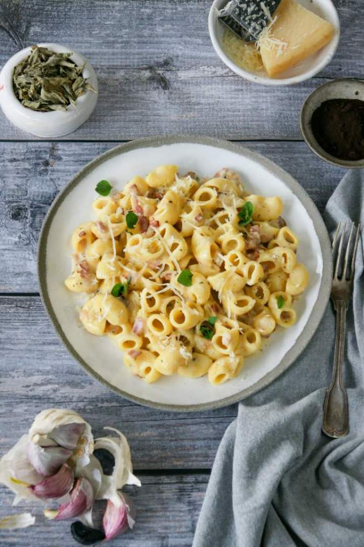 Makaron z sosem śmietanowo-serowym