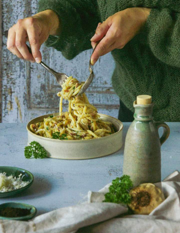 Makaron w sosie śmietanowym z cebulką i boczkiem