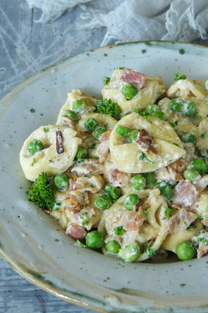 Tortellini z groszkiem i boczkiem