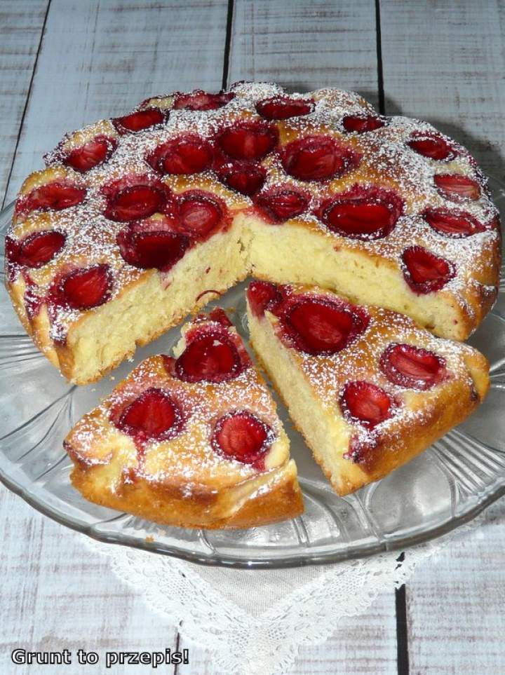 Proste ciasto jogurtowe z truskawkami