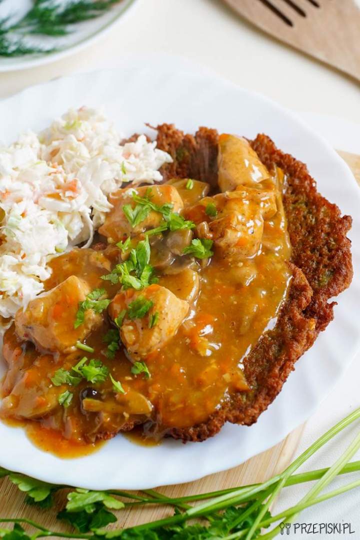 Placki ziemniaczane z gulaszem drobiowym i surówką