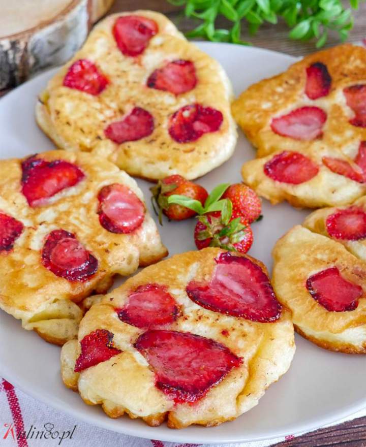 Placuszki drożdżowe z truskawkami