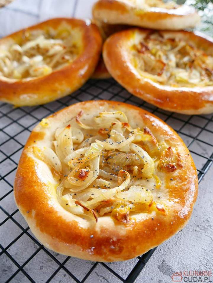 Bułeczki z cebulką i makiem