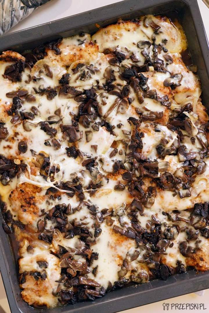Filet z kurczaka z pieczarkami i serem z piekarnika