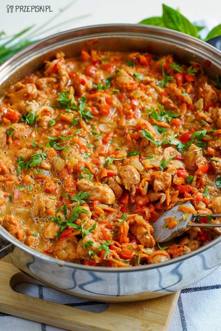Kurczak w orientalnym sosie orzechowym z papryką i marchewką