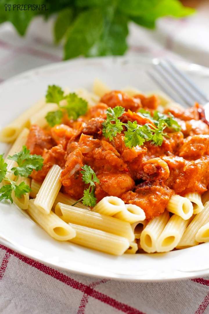 Makaron z kurczakiem z pesto paprykowym – szybki i pyszny obiad