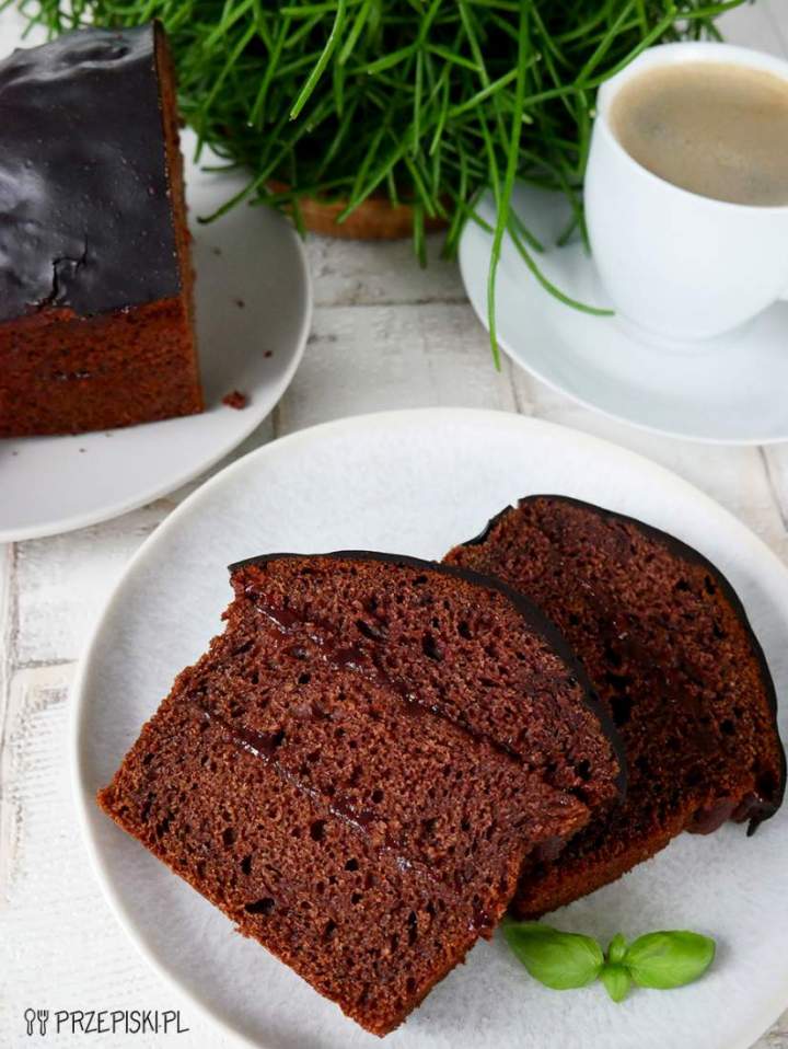 Piernik przekładany powidłem śliwkowym