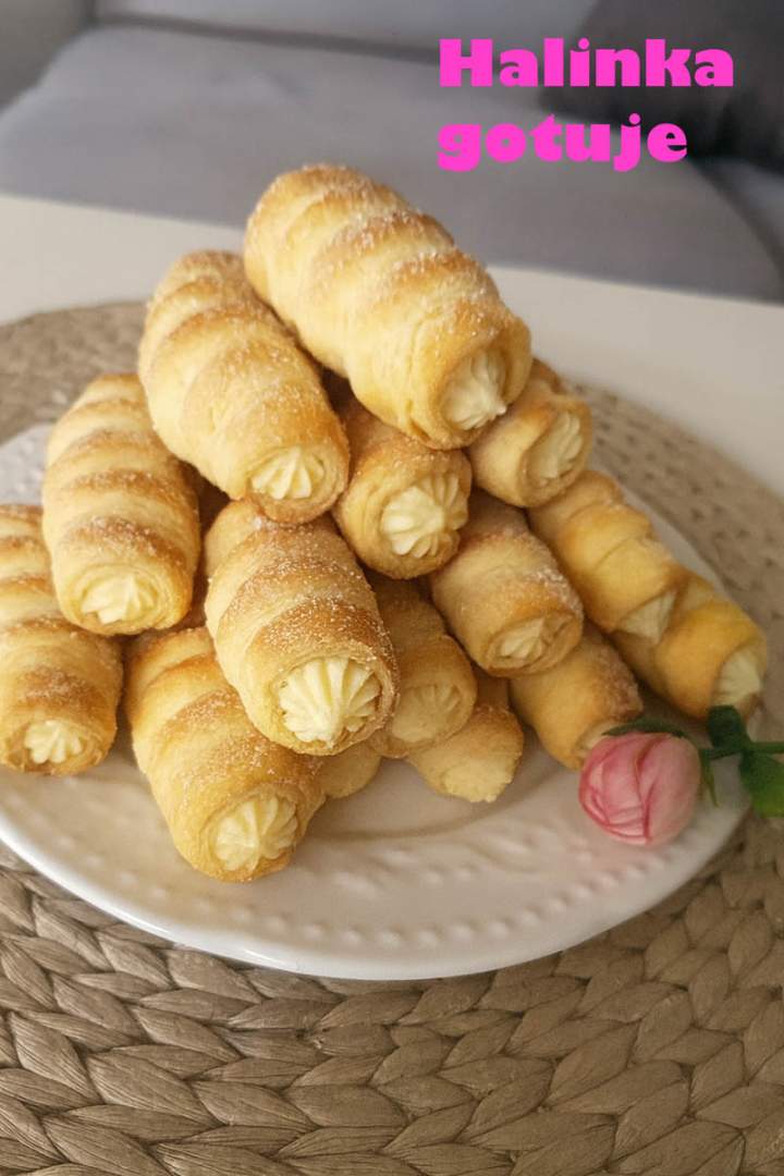 Rożki z kremem budyniowym – prosty przepis na coś pysznego do kawy