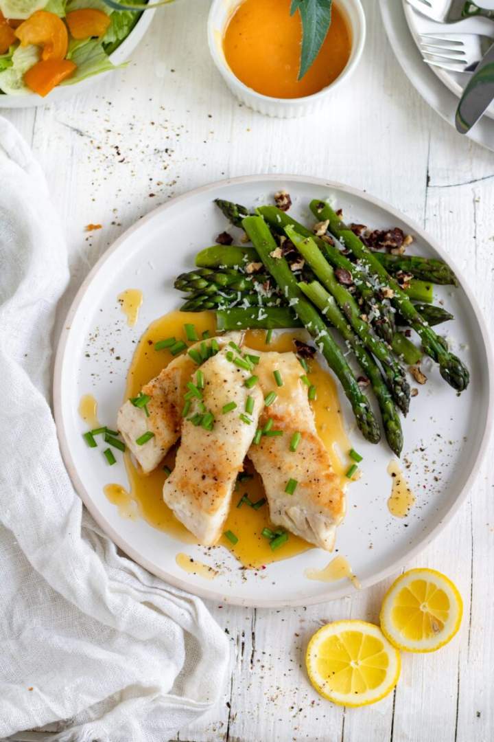 Ryba z sosem cytrynowo-miodowym i szparagami
