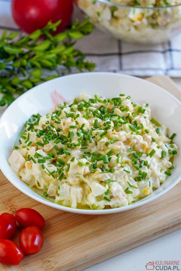 Sałatka jajeczna z marynowaną cebulką