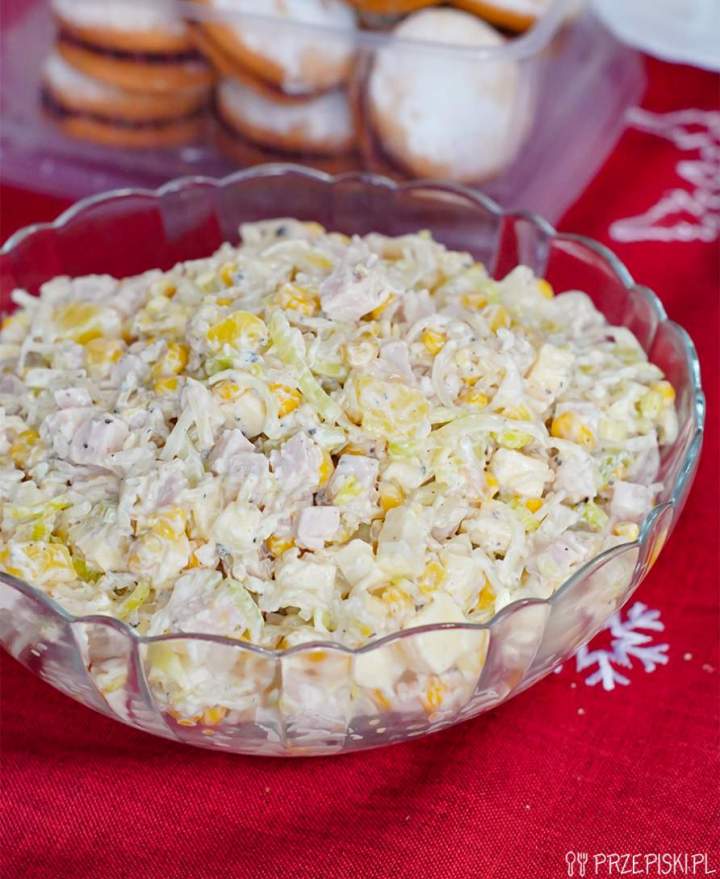 Sałatka z ananasem i szynką