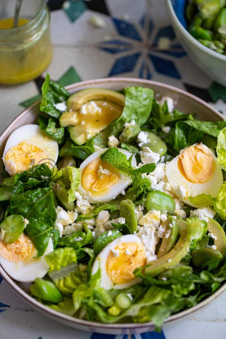Sałatka z bobem, fetą i jajkiem