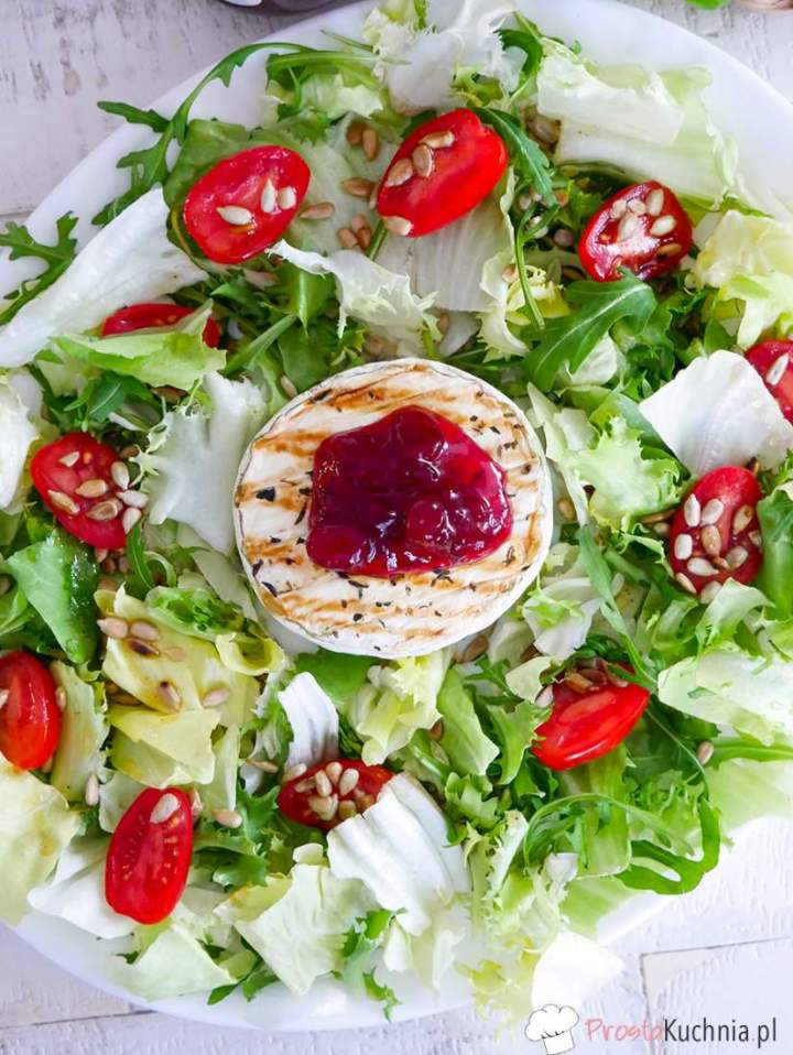 Sałatka z camembertem i dżemem żurawinowym