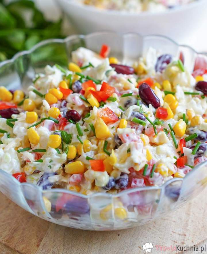 Sałatka z czerwoną fasolą i ananasem