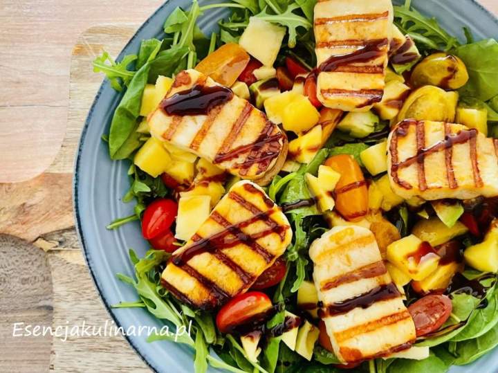 Sałatka z grillowanym halloumi i mango