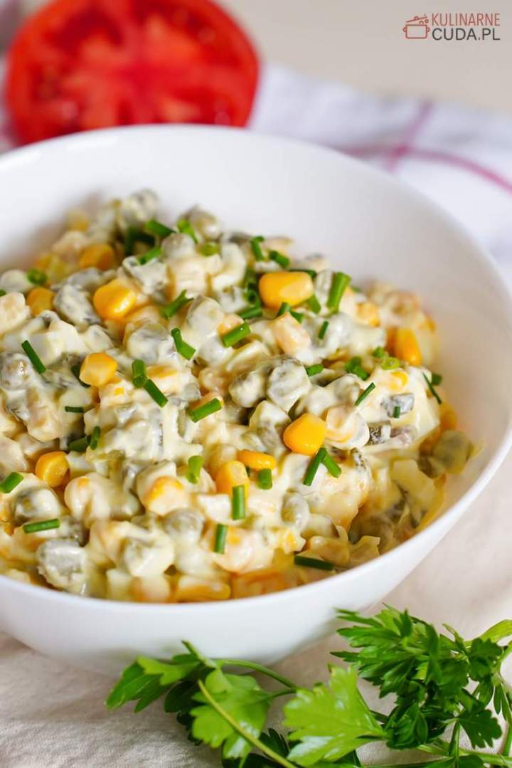 Sałatka z jajkiem, groszkiem i kukurydzą