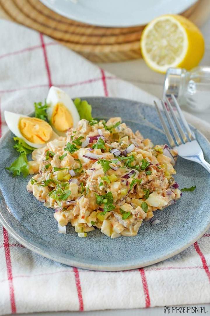 Sałatka z jajkiem i suszonymi pomidorami