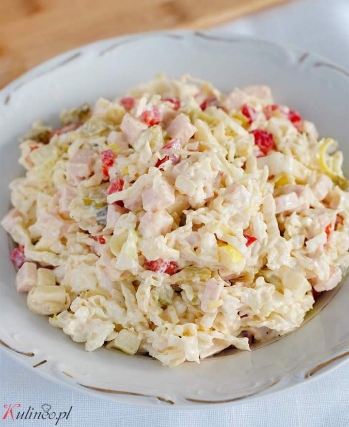 Sałatka z kapustą pekińską, szynką i żółtym serem