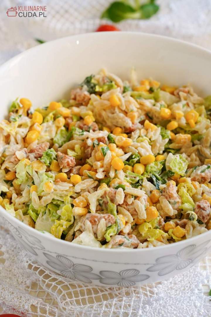 Sałatka orzo z kurczakiem i sosem czosnkowym