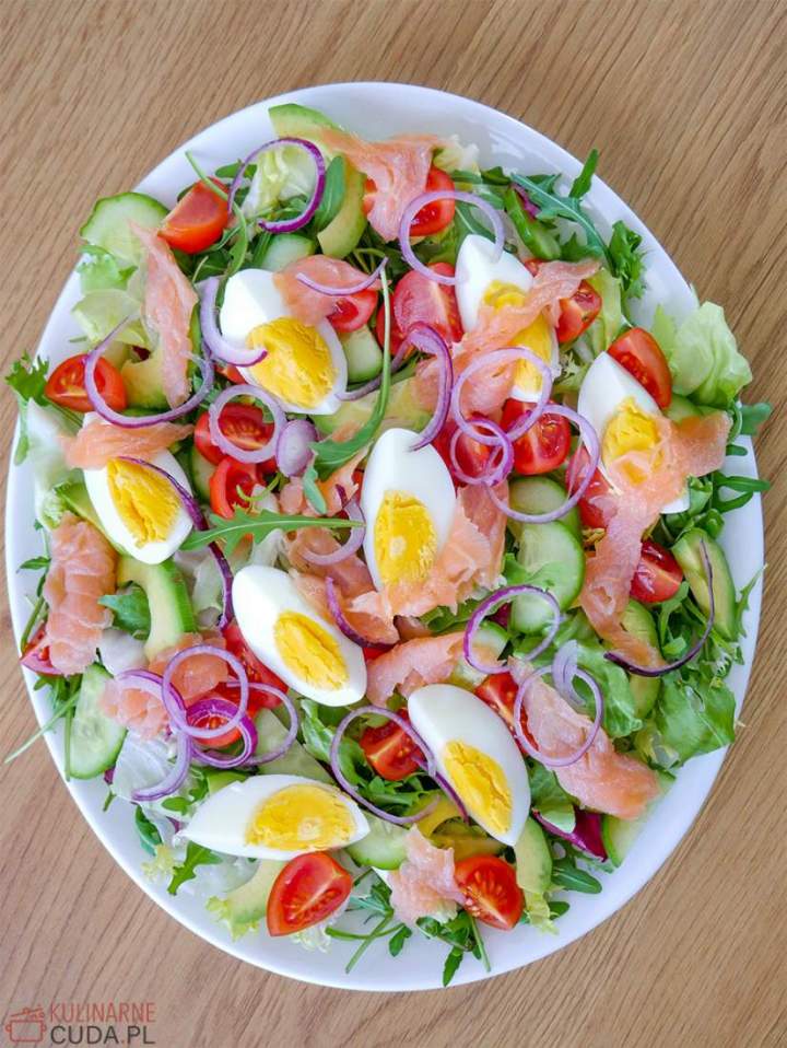 Sałatka z łososiem i jajkiem