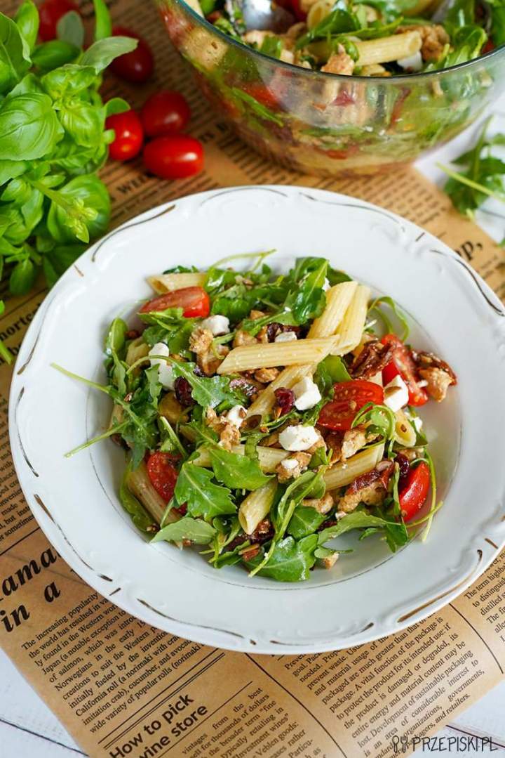 Sałatka z kurczakiem, rukolą i fetą