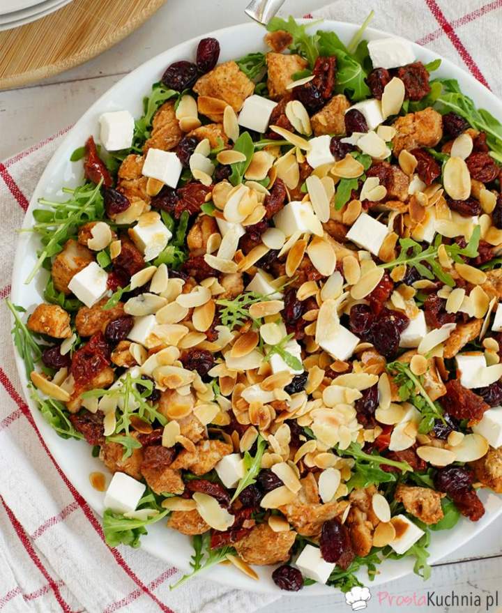 Sałatka z rukolą, kurczakiem i fetą