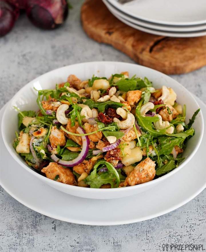 Sałatka z rukolą, suszonymi pomidorami i kurczakiem