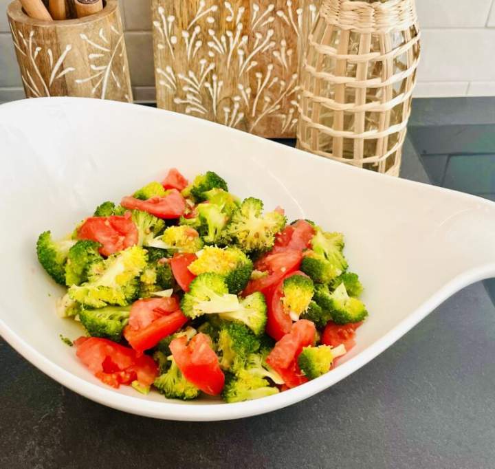 Sałatka z surowym brokułem i pomidorami