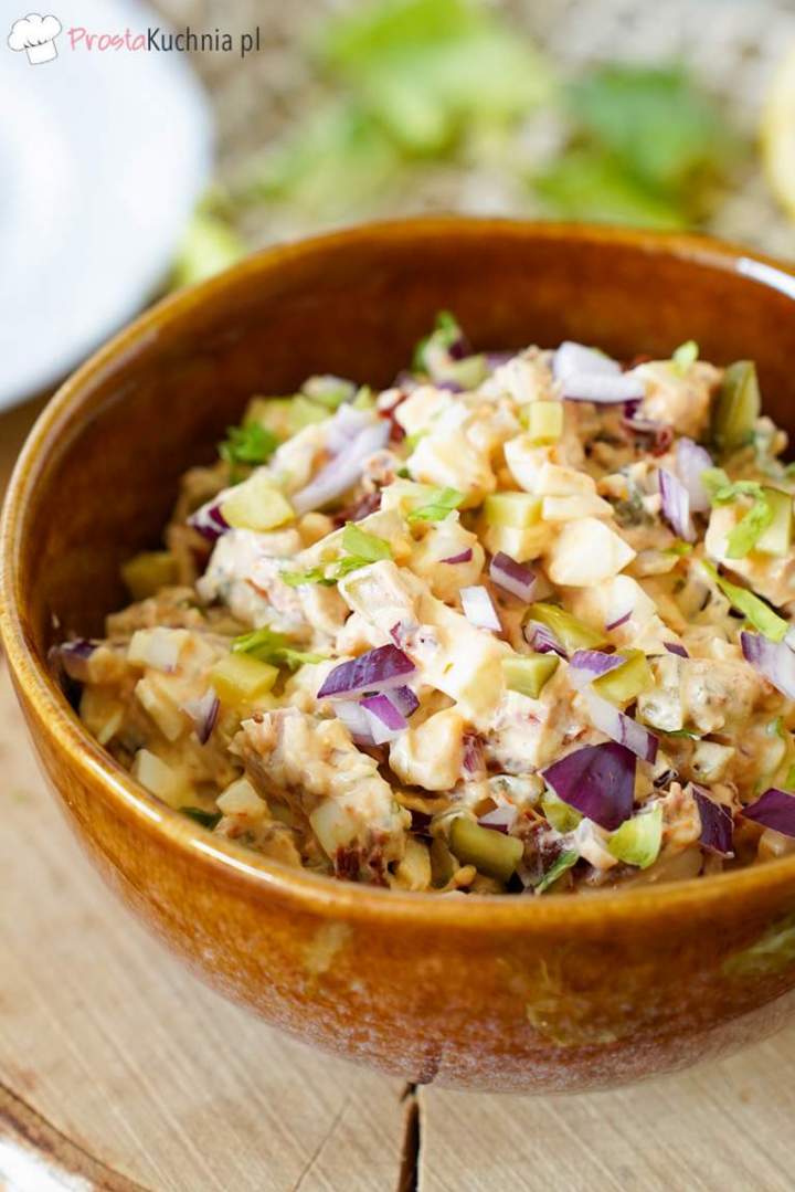 Sałatka z suszonymi pomidorami i jajkiem