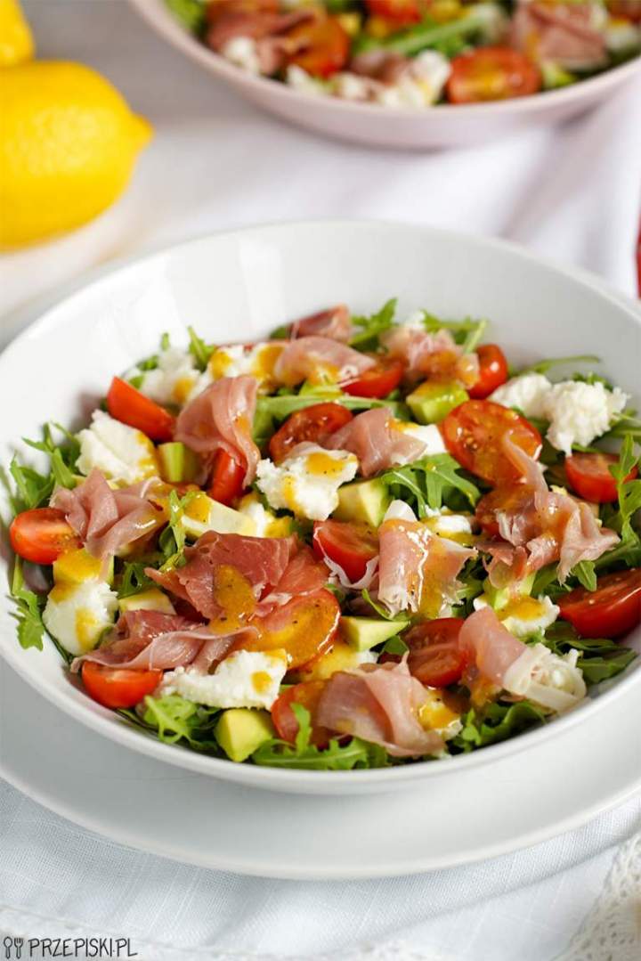 Sałatka z szynką i mozzarellą