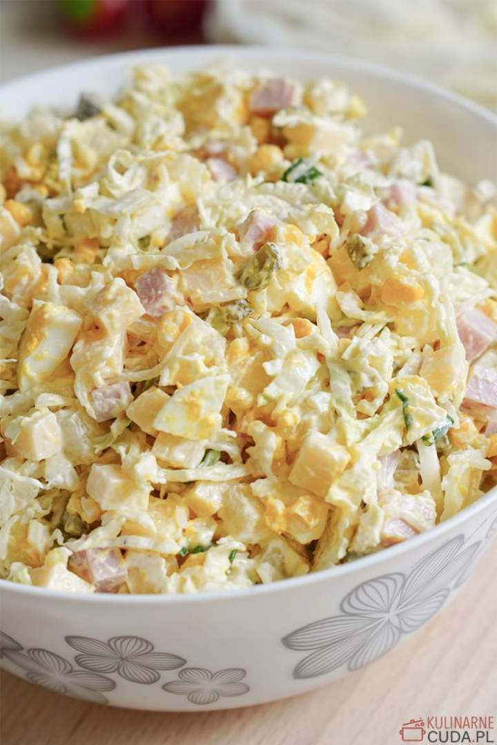 Sałatka z szynką, serem i selerem konserwowym