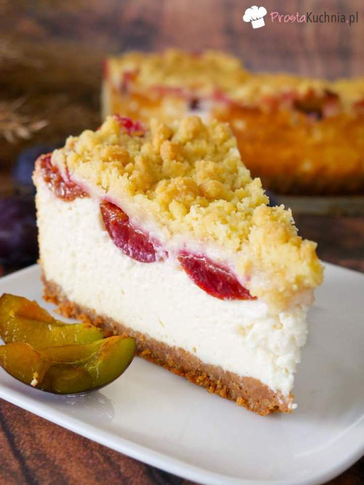 Sernik ze śliwkami na ciasteczkowym spodzie