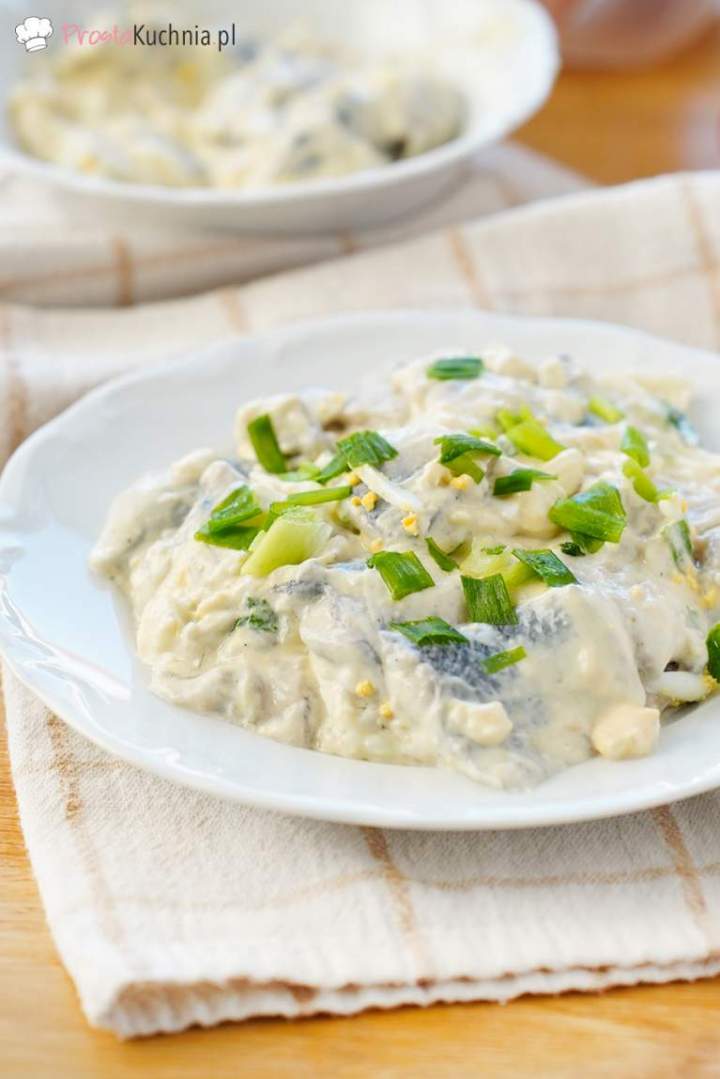 Śledzie z jajkiem w sosie śmietanowym