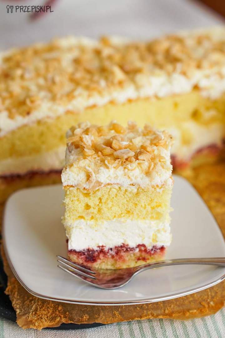 Śmietanowiec z dżemem wiśniowym