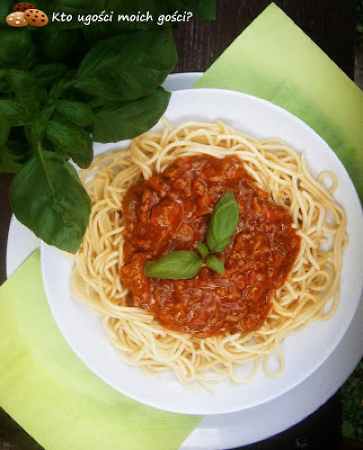 Spaghetti pomidorowe z mięsem i cukinią i pysznym sosem pomidorowym